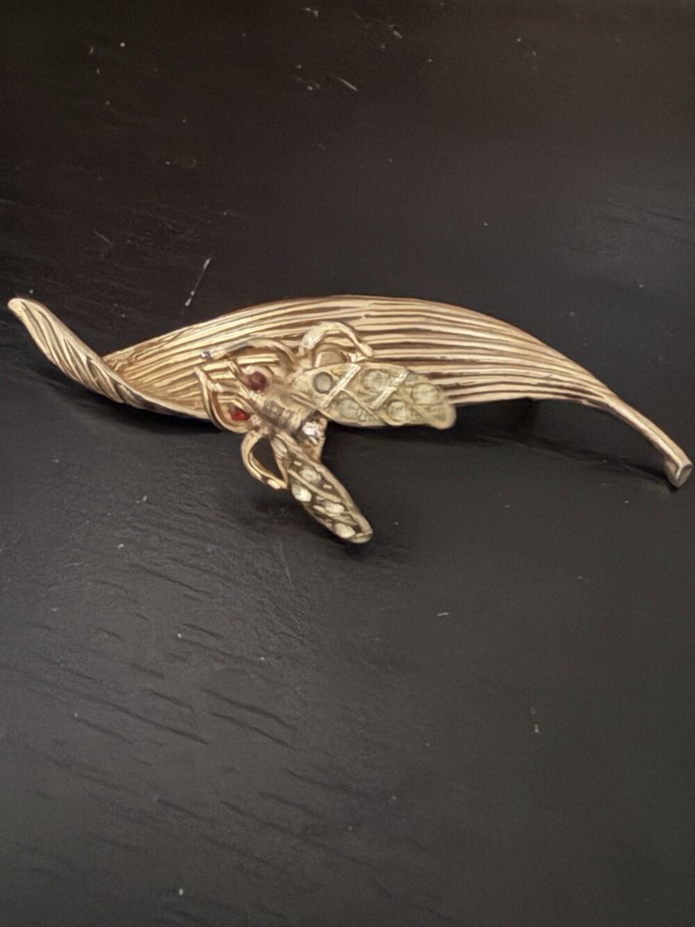 Brooch Bee Flying Gold Tone